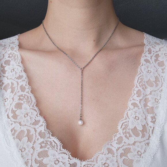 Classic & elegant silver pearl necklace with a small silver chain - Picture 1 of 8